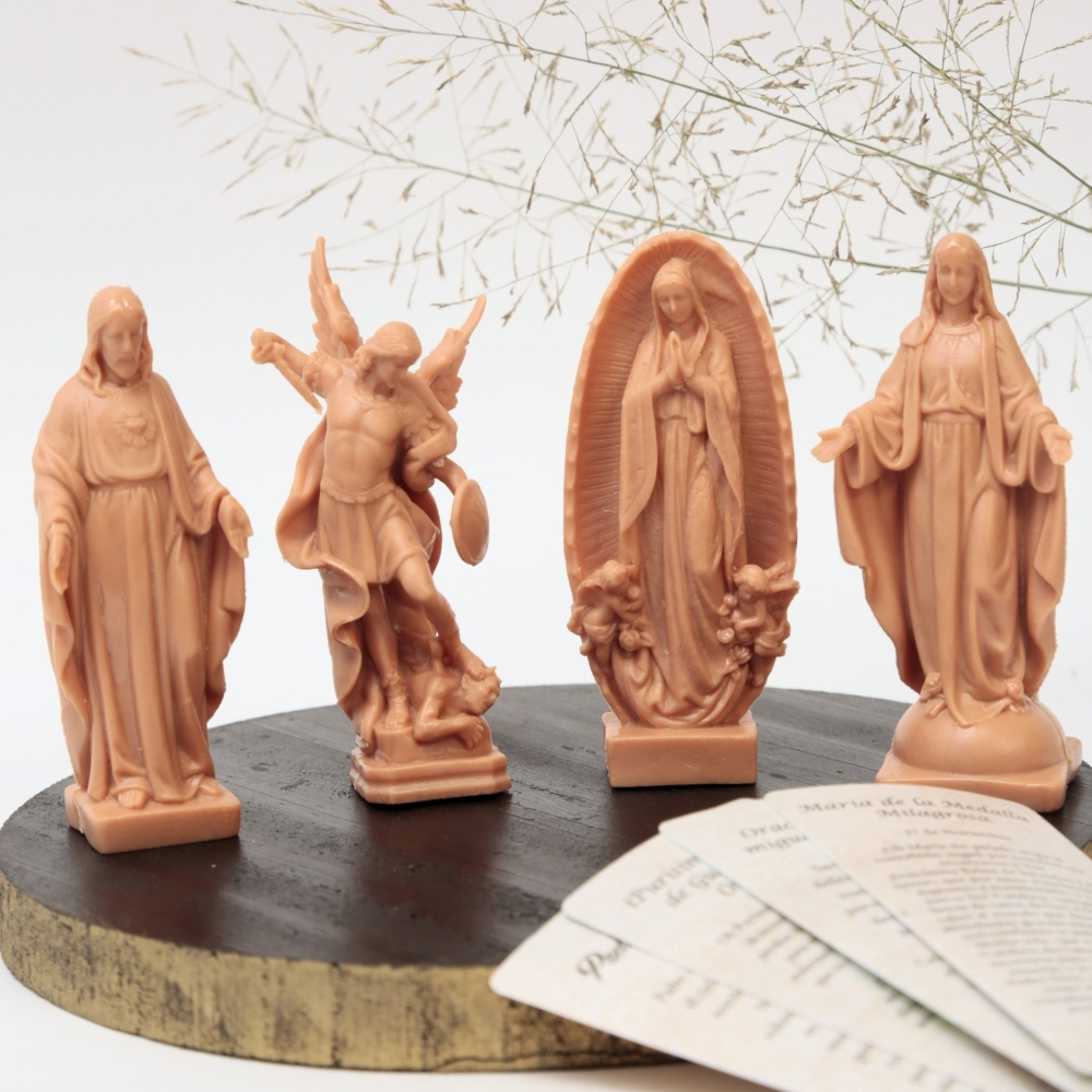 Figura Religiosa en Plástico café 8cm